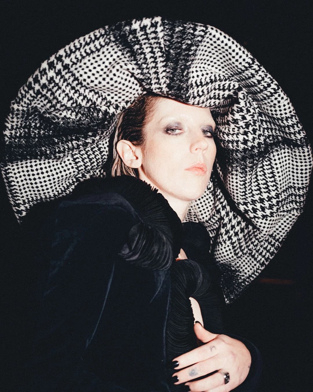 JACKET: CHOCHENG, SKIRT: POSSERY, HAT: SOLENE LESCOUET